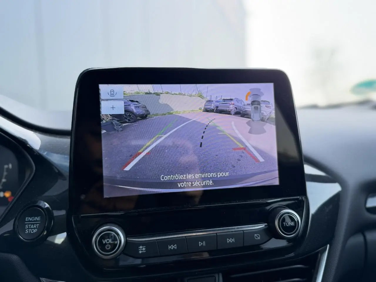 Écran central affichant la caméra de recul 180° du Ford Puma gris magnétique, vue intérieure avant.