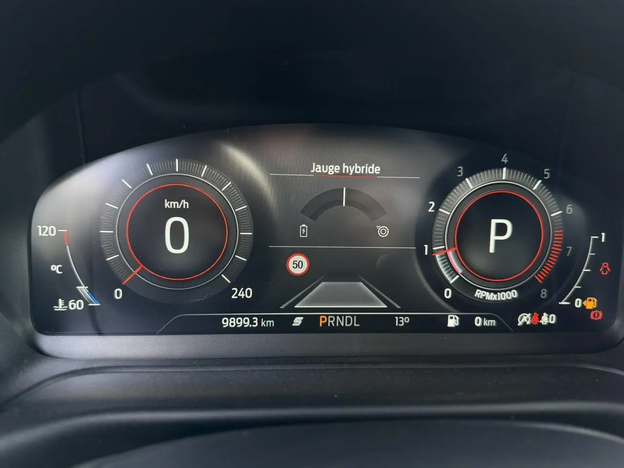 Combiné d'instrumentation numérique du Ford Puma 2024 affichant vitesse, régime moteur et jauge hybride en tableau de bord.