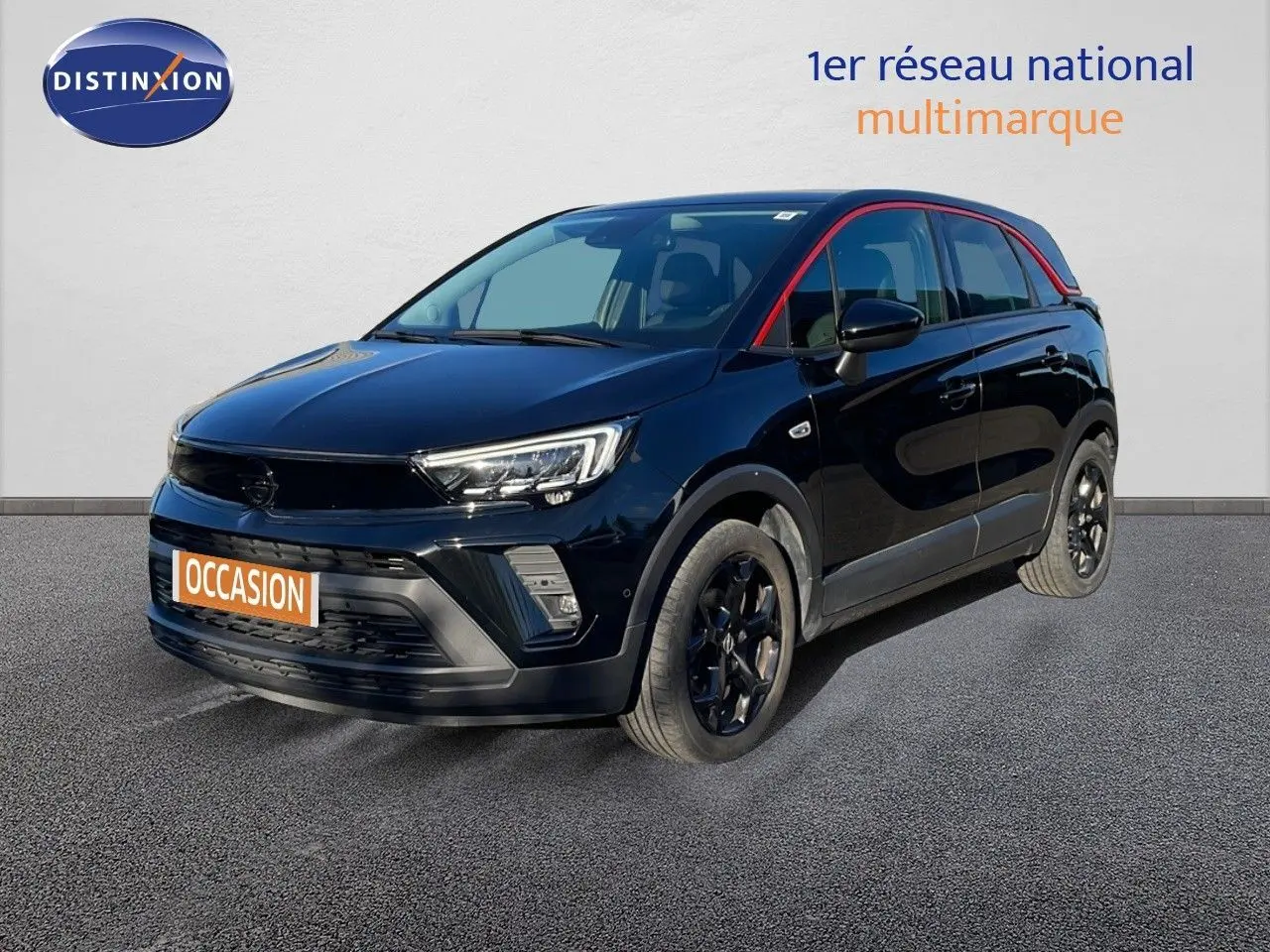 Vue 3/4 avant droite de l'Opel Crossland noir Karbon Metal avec jantes noires et toit souligné d'un liseré rouge.