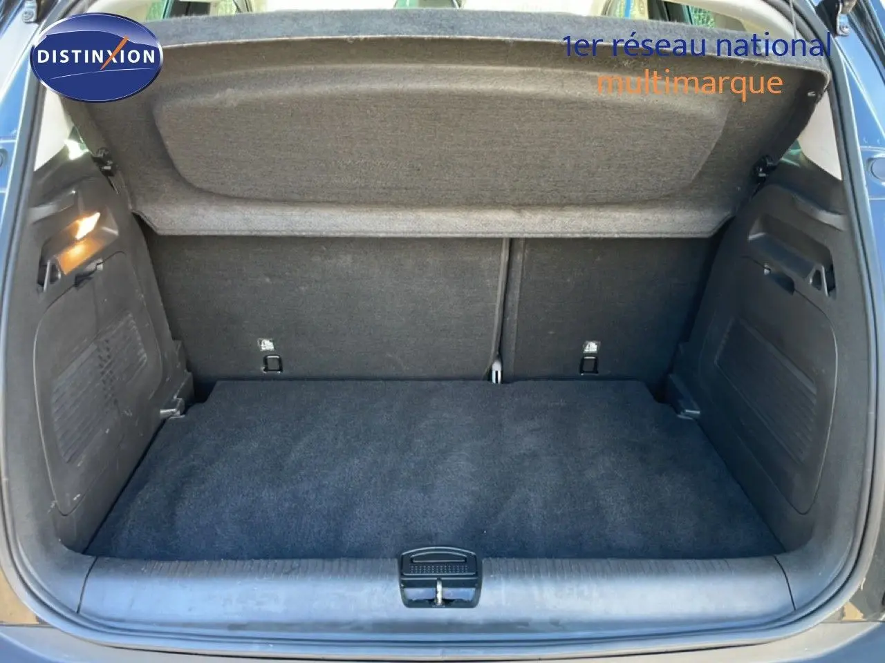 Coffre ouvert de l’Opel Crossland noir Karbon Metal, vue arrière montrant un espace de chargement propre et spacieux.