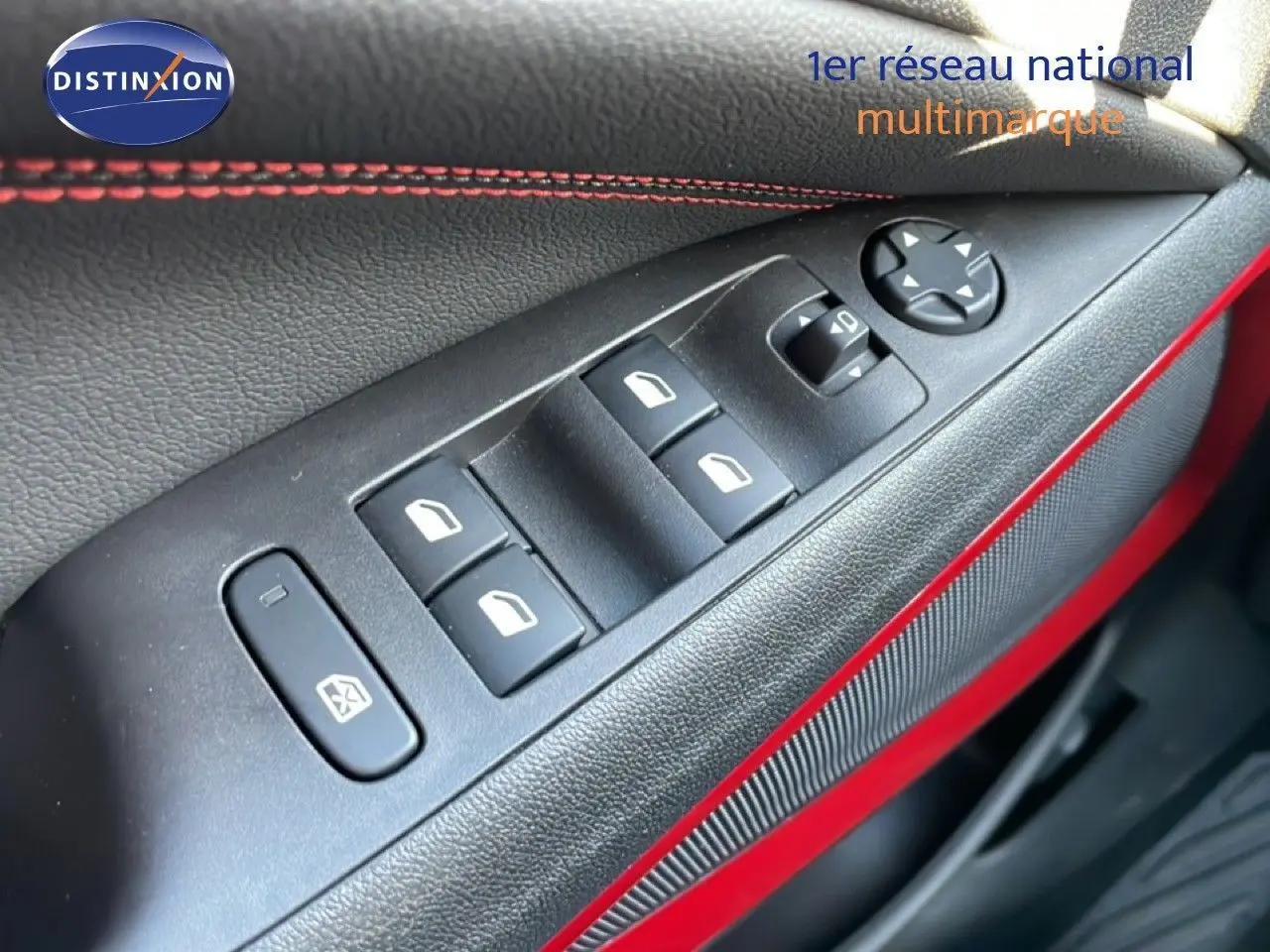Gros plan sur la commande des vitres électriques côté conducteur de l’Opel Crossland 2023 avec surpiqûres rouges et insert rouge.