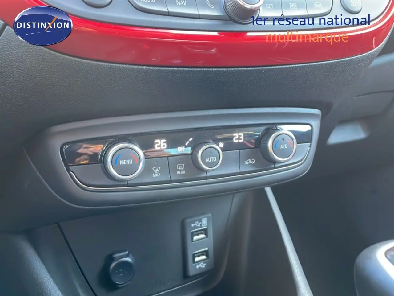 Détail de la console centrale avec commandes de climatisation et ports USB sur Opel Crossland noir Karbon 2023.