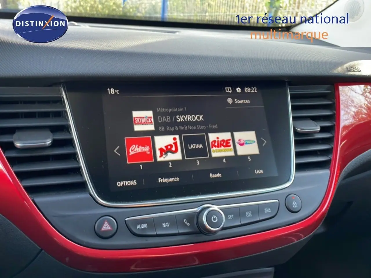Vue rapprochée de la console centrale de l’Opel Crossland 2023, avec écran tactile et cadre rouge brillant.