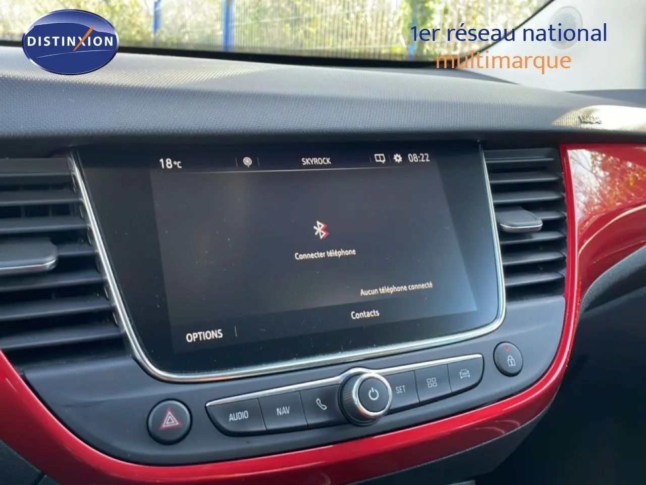 Vue rapprochée de la console centrale de l’Opel Crossland 2023, écran tactile avec cadre rouge brillant.