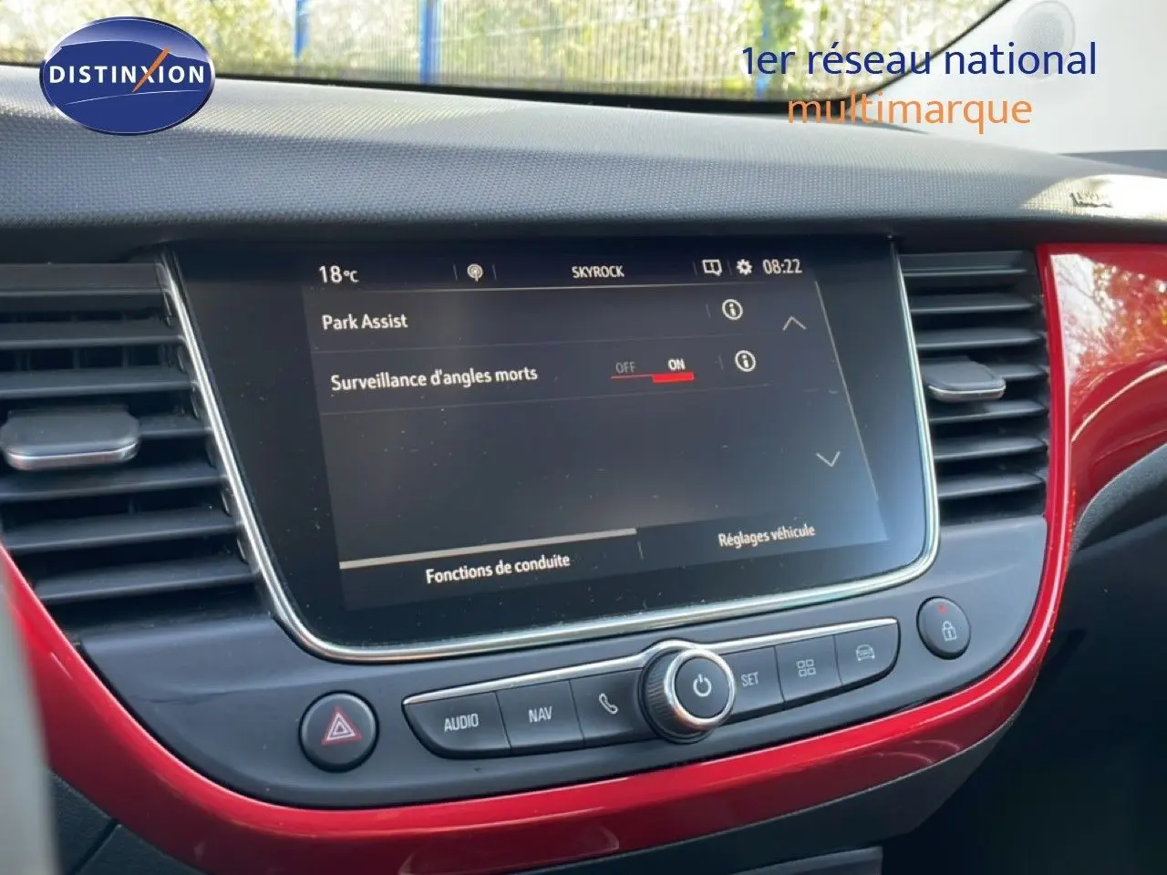 Gros plan sur l’écran central de l’Opel Crossland noir, affichant les réglages d’aide à la conduite, entouré d’un cadre rouge brillant.