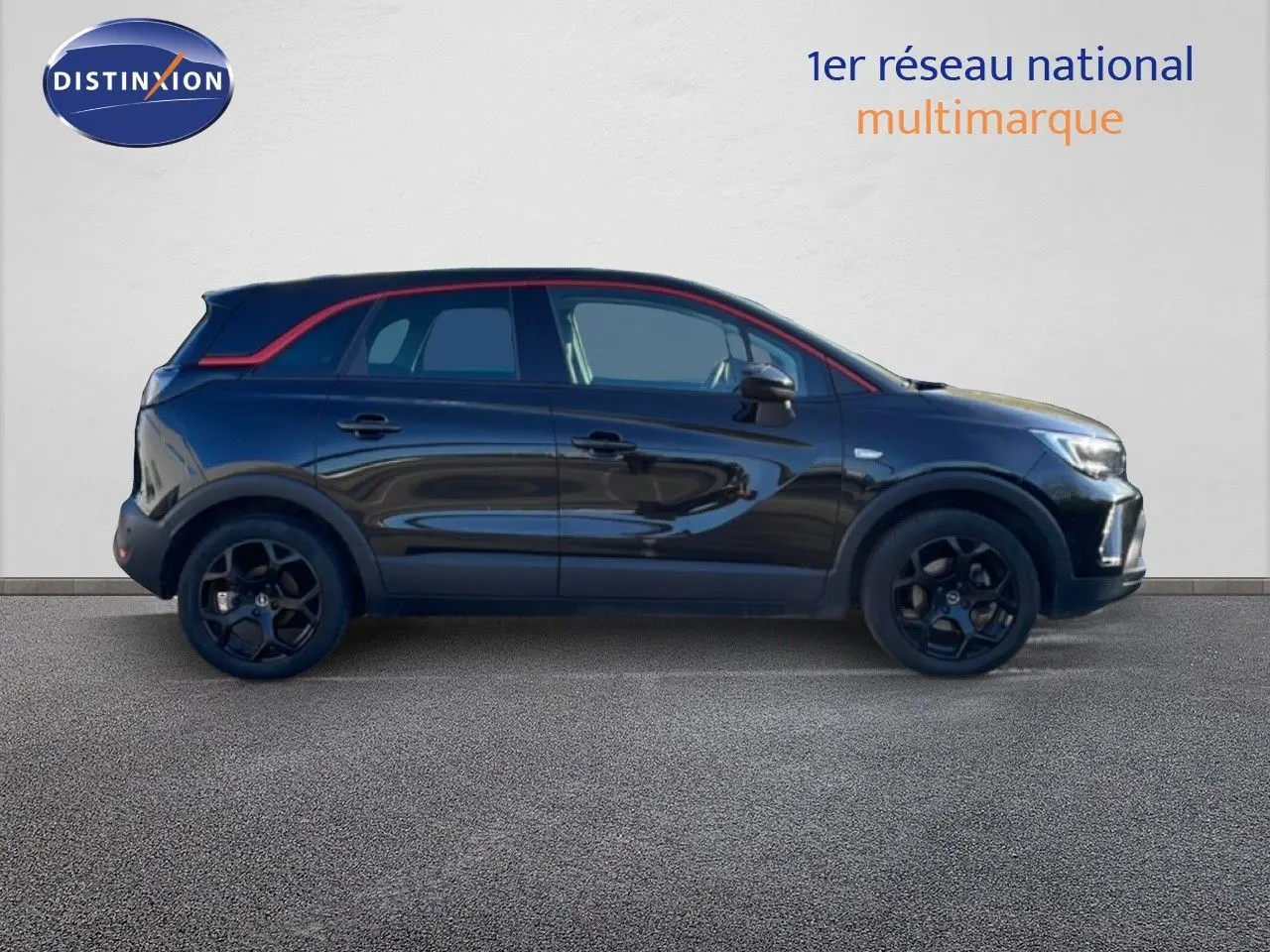 Vue de profil côté gauche d'un Opel Crossland noir Karbon Metal avec toit et jantes noires, souligné d'une ligne rouge.