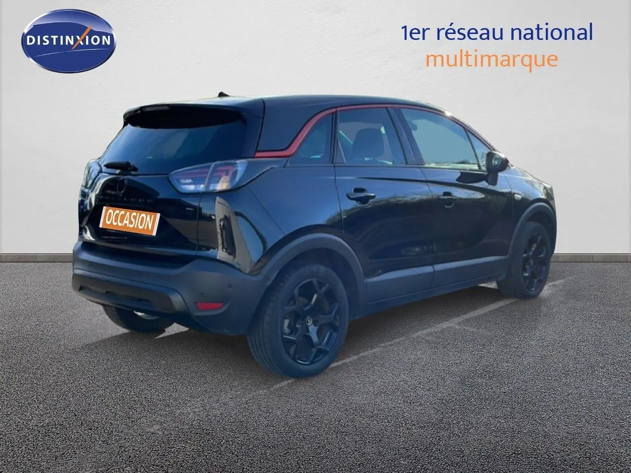Opel Crossland noir Karbon Metal en 3/4 arrière droit, avec jantes noires et bande rouge distinctive sur le toit.