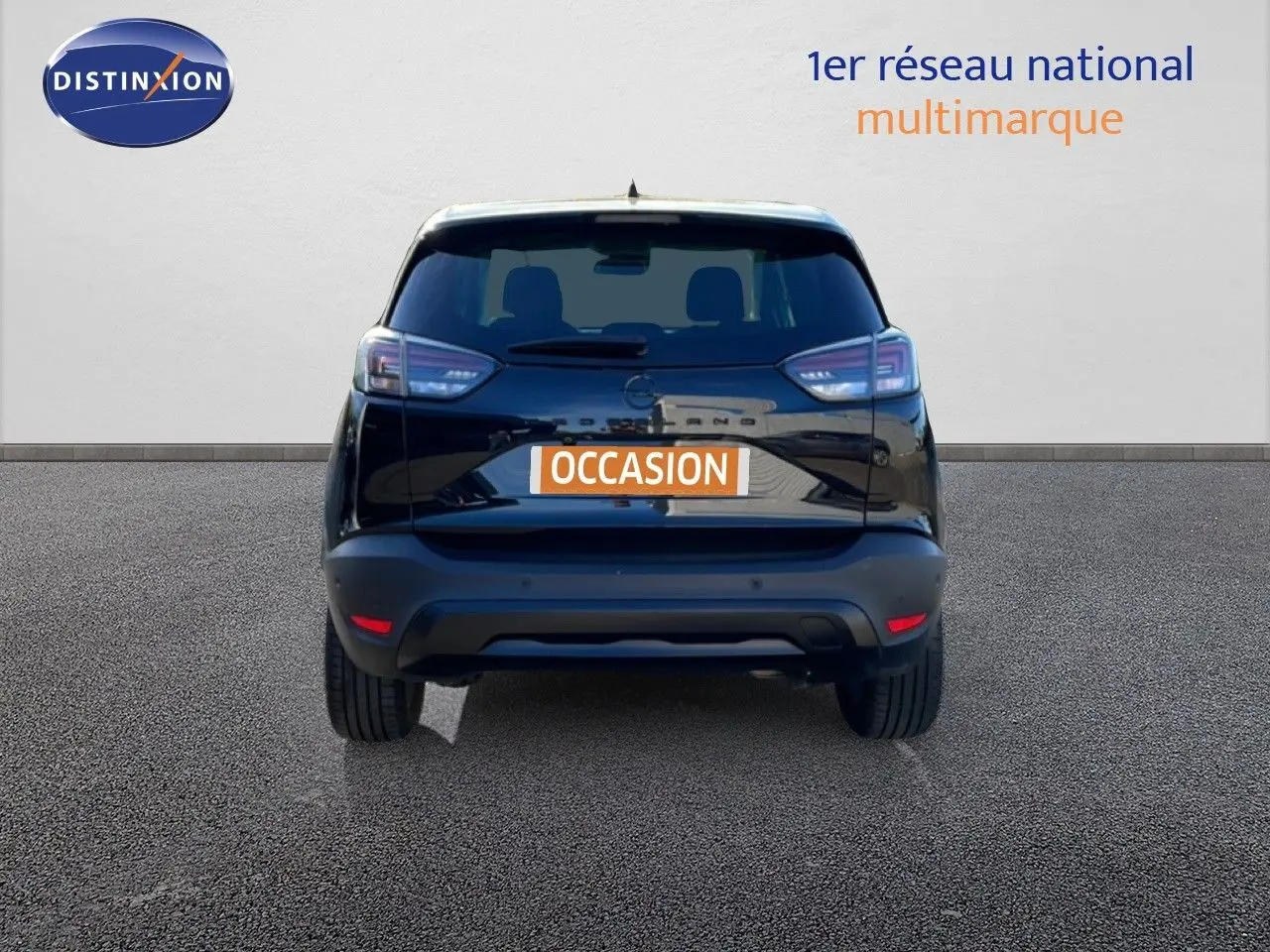 Vue arrière d’un Opel Crossland noir Karbon Metal 2023 avec feux LED et plaque « Occasion » visible.