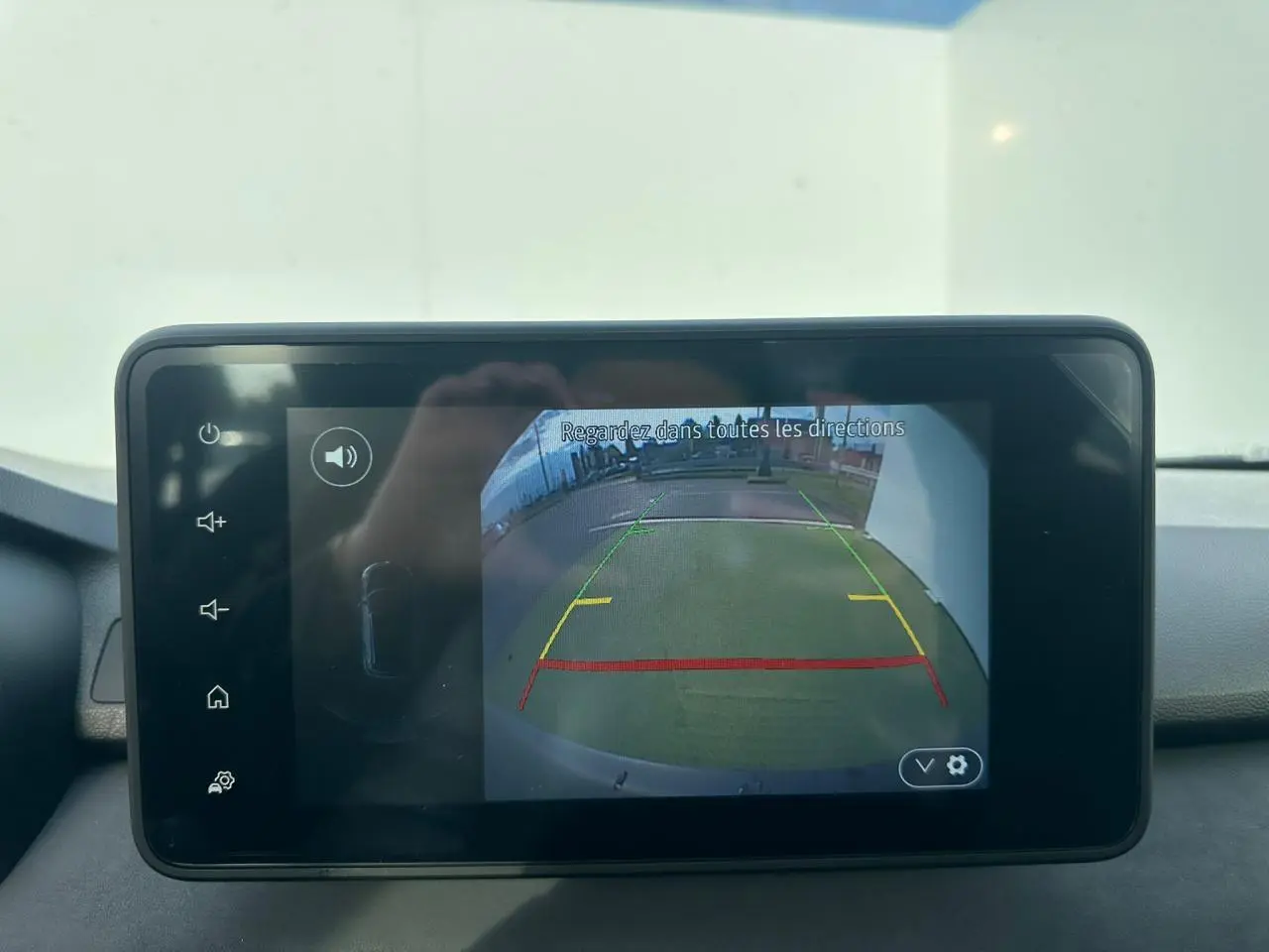 Écran tactile intérieur montrant la caméra de recul du Dacia Sandero III Stepway 2025, vue arrière avec guidage coloré.