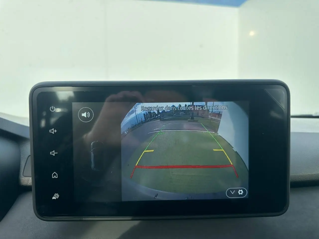 Écran tactile intérieur montrant la caméra de recul de la Dacia Sandero III Stepway, vue arrière en marche arrière.