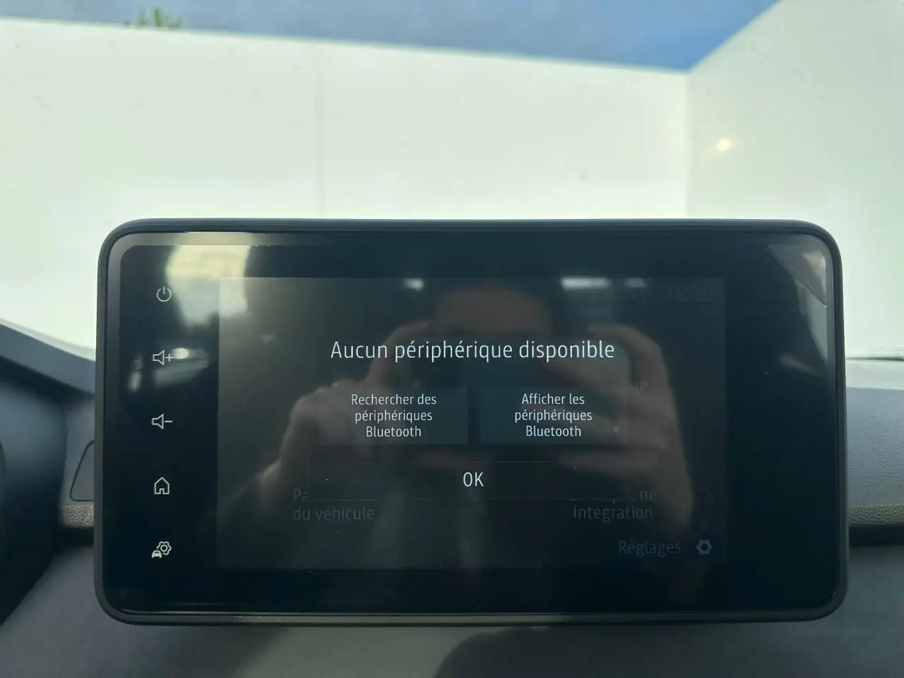 Écran tactile multimédia 8 pouces de la Dacia Sandero III Stepway, affichant le message Bluetooth sans périphérique connecté.