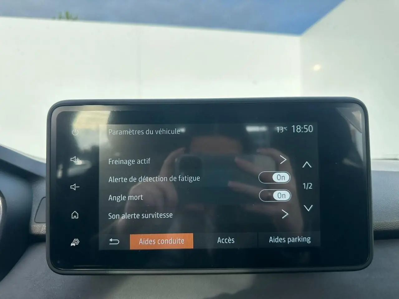 Écran tactile 8 pouces du système multimédia Dacia Sandero III Stepway affichant les paramètres d’aides à la conduite.