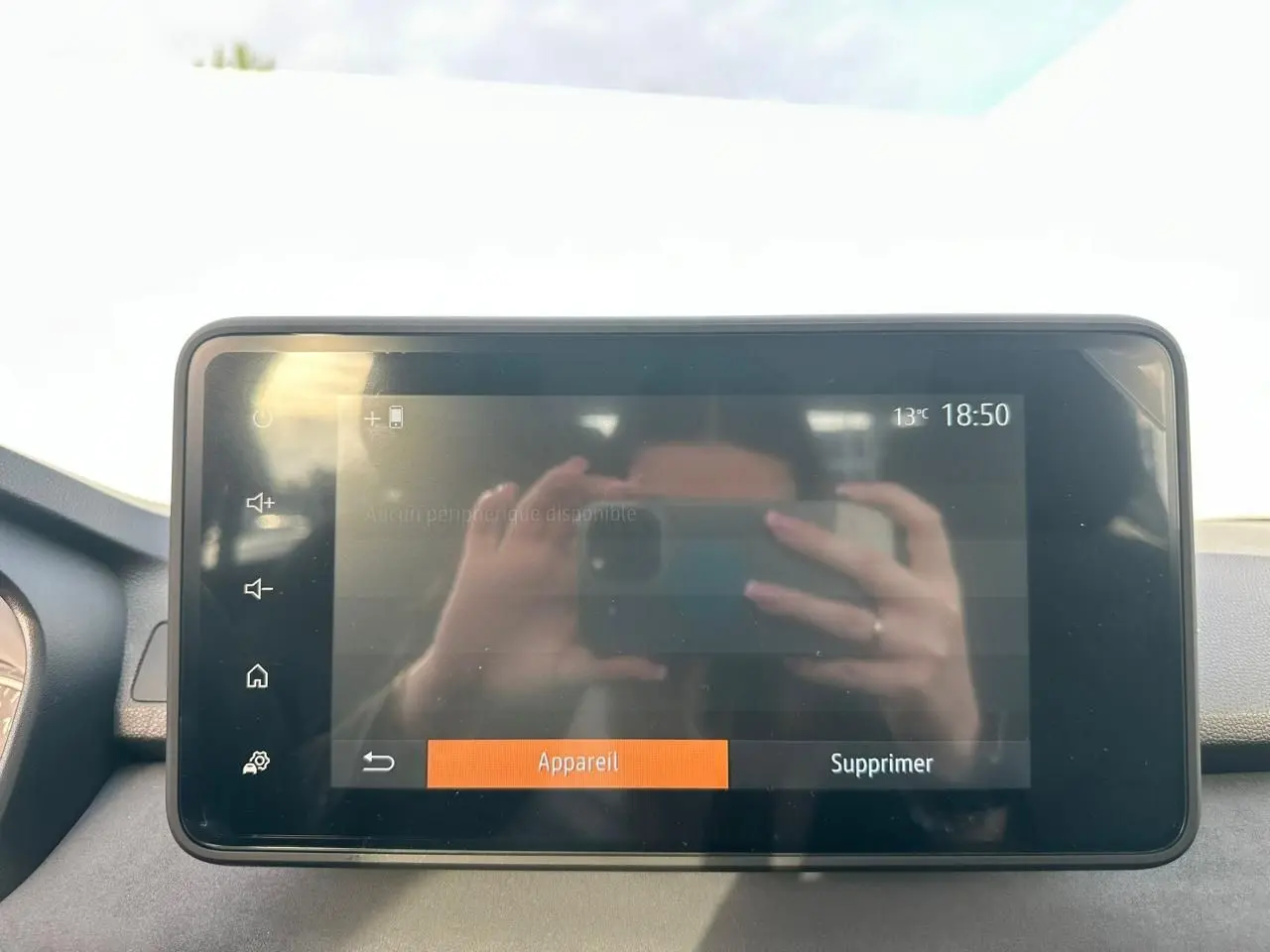 Écran tactile multimédia 8 pouces du tableau de bord de la Dacia Sandero III Stepway, vue frontale intérieure.