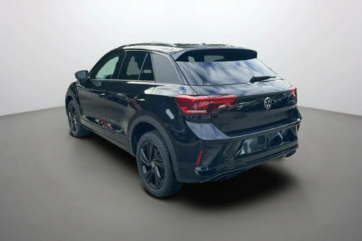 Volkswagen T-Roc noir grenadilla en 3/4 arrière droit, avec jantes alu noires et vitres surteintées.
