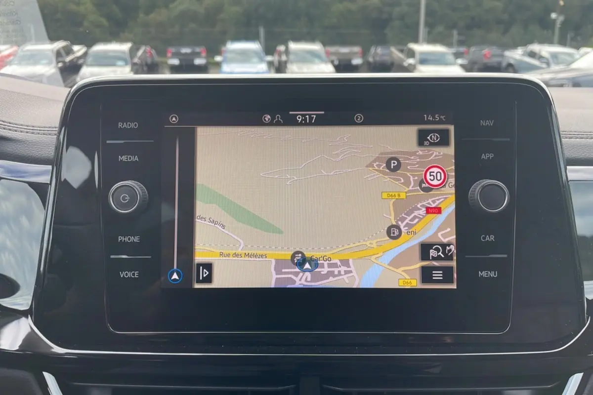 Écran tactile central du Volkswagen T-Roc TDI 150 R-Line Black affichant la navigation GPS en extérieur.