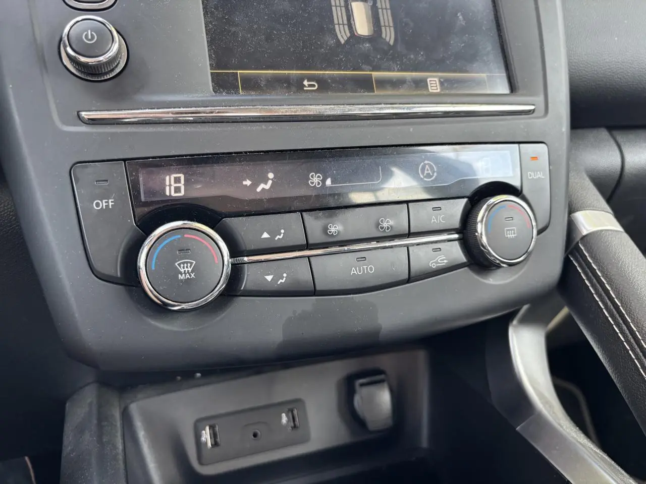 Vue rapprochée du tableau de bord du Renault Kadjar 2018, montrant la commande de climatisation automatique bi-zone.