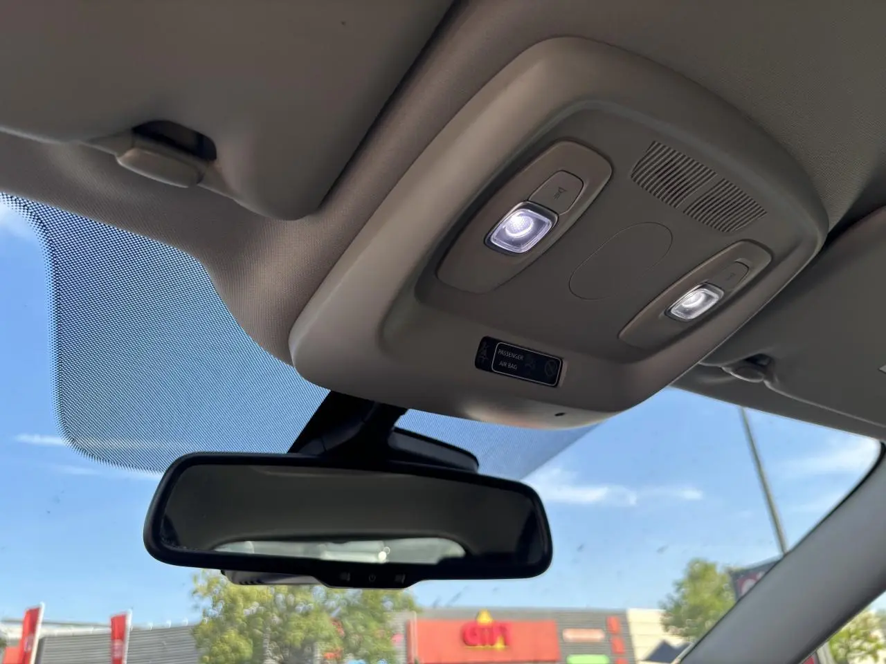 Vue intérieure du rétroviseur central et plafonnier avec éclairage allumé du Renault Kadjar gris foncé de 2018.