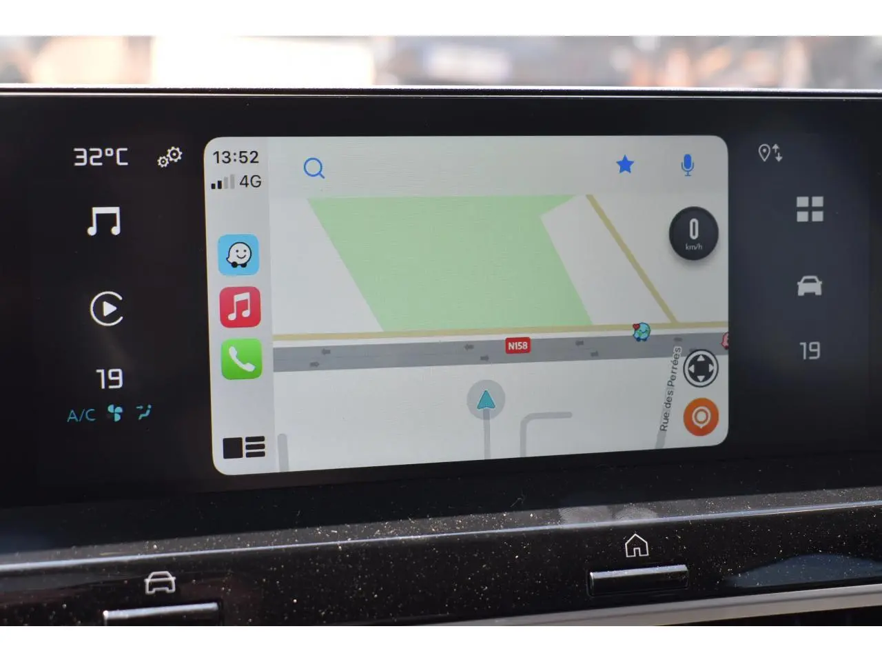 Écran tactile central 10 pouces de la Citroën C4 Hybride 2025 affichant la navigation et les commandes climatisation.