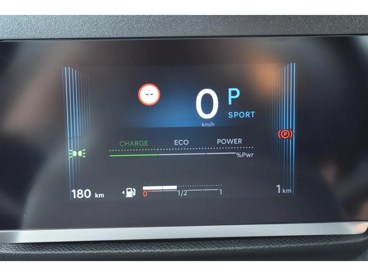 Affichage numérique couleur 5,5 pouces du combiné de bord de la Citroën C4 Hybride 136 e-DCS6 Plus, montrant vitesse et modes.
