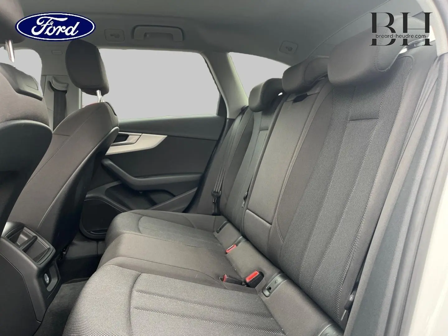 Vue intérieure côté droit montrant la banquette arrière noire de l'Audi A4 Avant 30 TDI 2021.
