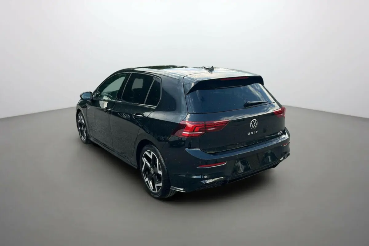 Volkswagen Golf E-TSI 150 R-Line noir ébène vue 3/4 arrière droit avec jantes alu 18 pouces noires.