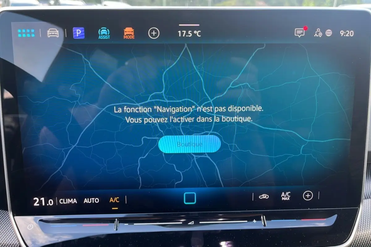 Écran tactile central de la Volkswagen Golf E-TSI 150 R-Line, affichant un message d'activation de navigation.