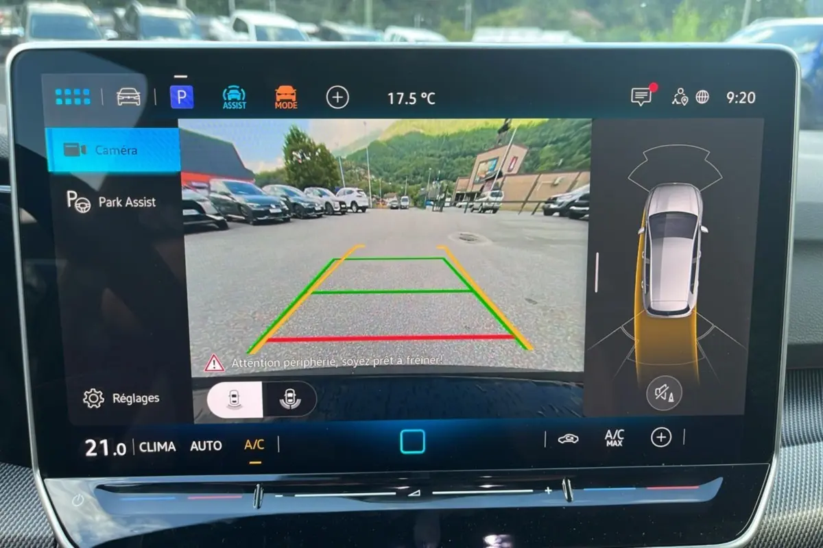 Écran tactile intérieur montrant la caméra de recul et l’assistance au stationnement d’une Volkswagen Golf noir ébène.