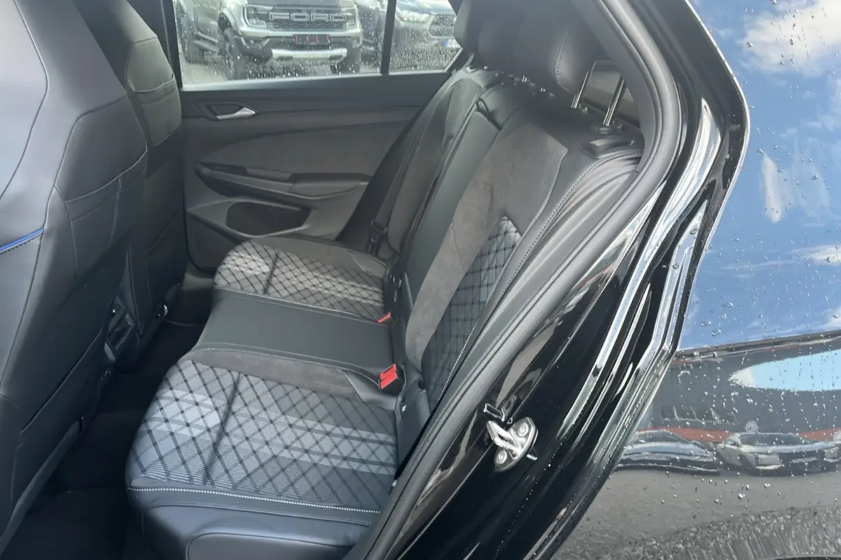 Vue côté gauche de la banquette arrière en tissu noir et gris de la Volkswagen Golf E-TSI 150 DSG R-Line Edition 2026.