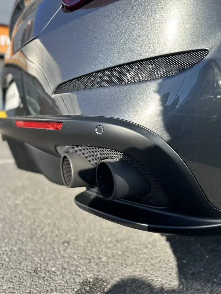 Gros plan sur la sortie d'échappement arrière droite d'une Ferrari GTC4 Lusso gris foncé 2017.