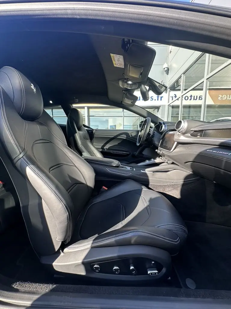 Intérieur noir cuir de la Ferrari GTC4 Lusso 2017 vu côté gauche avec sièges sport et tableau de bord moderne.