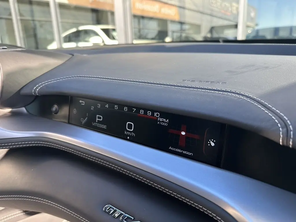 Tableau de bord de Ferrari GTC4 Lusso 2017 en cuir gris foncé avec écran digital affichant vitesse et RPM.