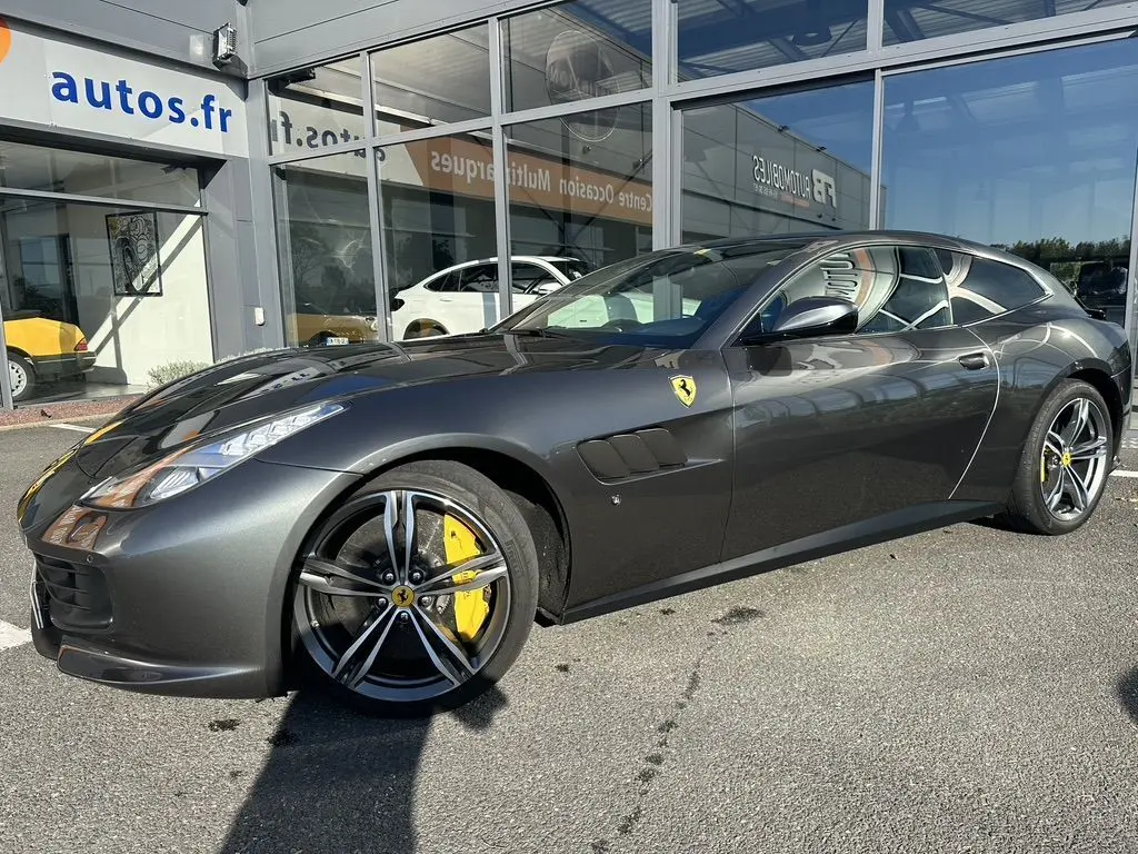 Ferrari GTC4 Lusso gris foncé vue de profil côté gauche, avec étriers de frein jaunes et jantes sport.