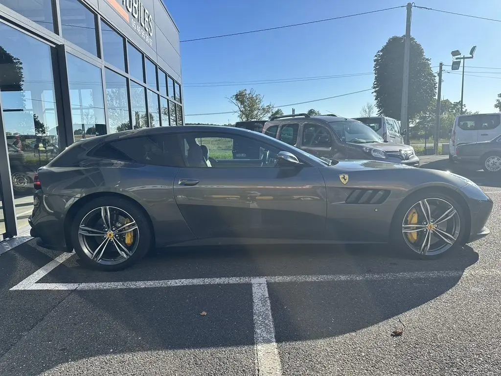 Profil côté gauche d'une Ferrari GTC4 Lusso gris foncé 2017 avec étriers de frein jaunes et logo Ferrari visible.