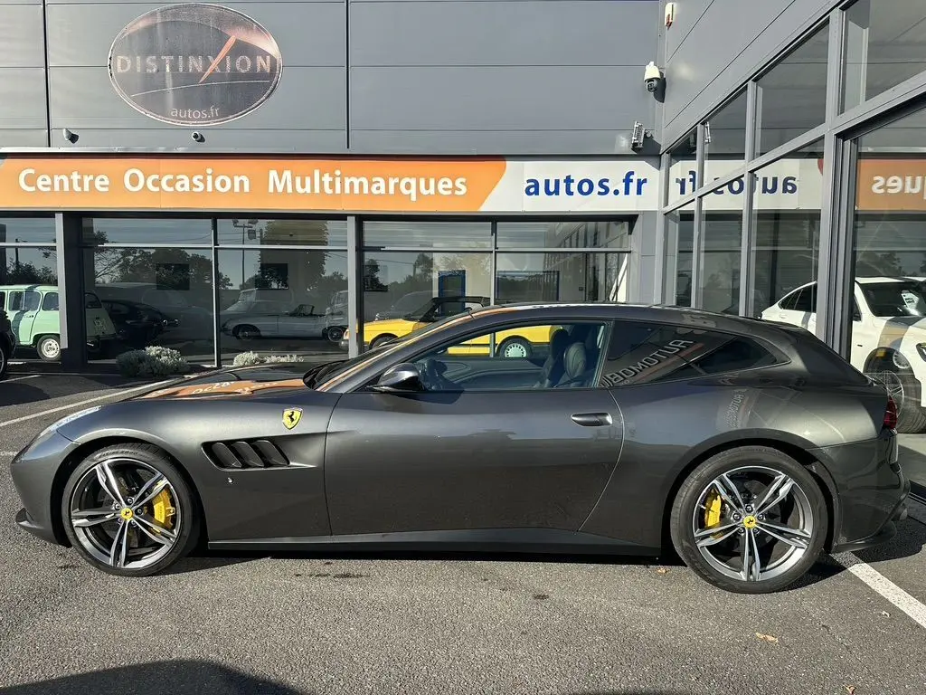 Profil côté gauche d'une Ferrari GTC4 Lusso gris foncé de 2017 avec jantes sport et étriers de frein jaunes.