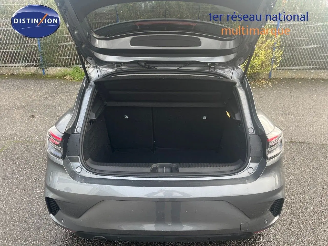 Vue arrière ouverte sur le coffre d'une Renault Clio TCE 90CH X-TRONIC gris schiste métal, année 2024.