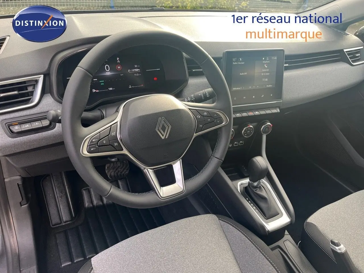Vue intérieure avant de la Renault Clio 2024 TCE 90CH X-TRONIC avec volant multifonction et console centrale moderne.