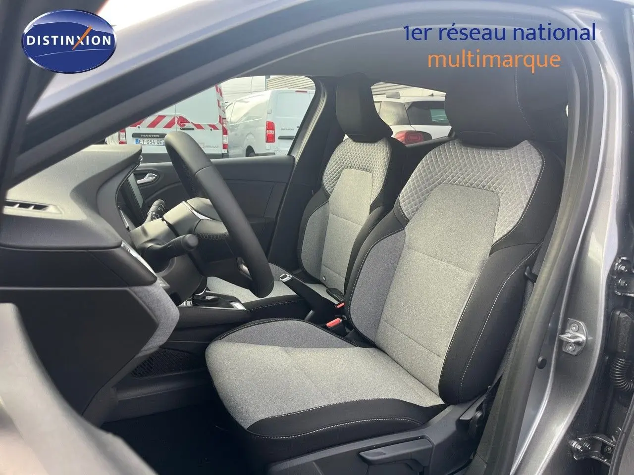 Intérieur de la Renault Clio 2024 gris schiste, vue côté gauche sur les sièges avant en tissu gris et noir.