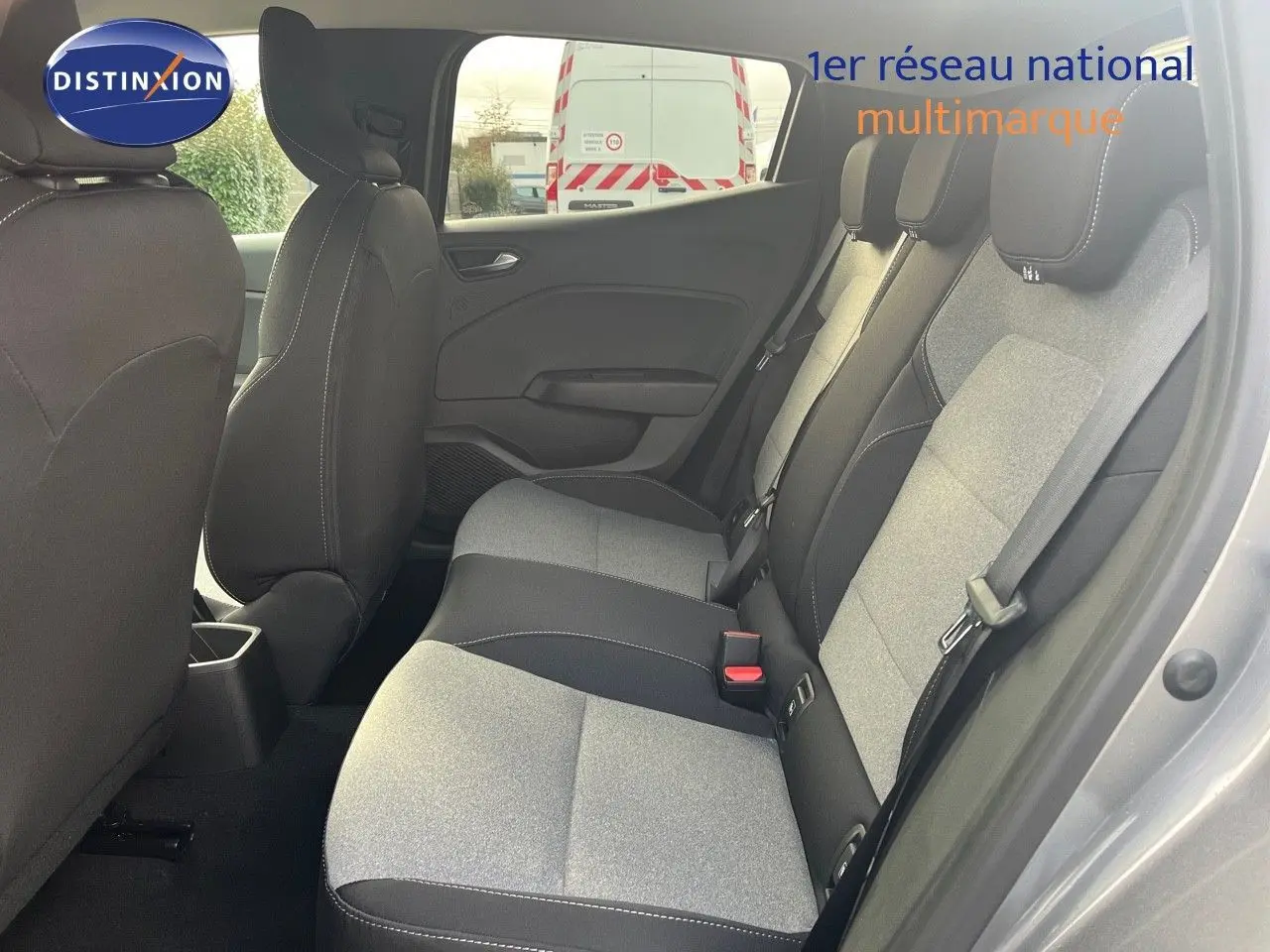 Vue intérieure côté droit des sièges arrière en tissu gris et noir de la Renault Clio TCE 90CH X-TRONIC 2024 gris schiste métal.
