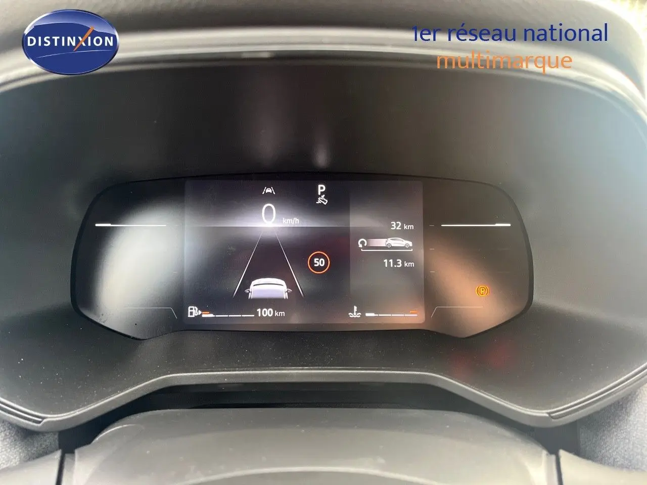 Affichage numérique du tableau de bord de la Renault Clio TCE 90CH X-TRONIC 2024 montrant la vitesse à 0 km/h et l'autonomie.