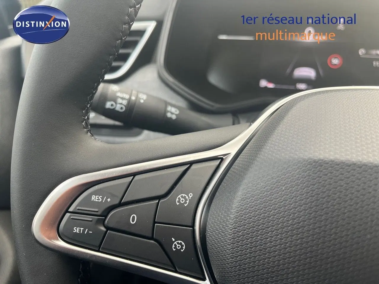 Gros plan sur le volant côté gauche de la Renault Clio 2024, montrant les commandes de régulateur de vitesse.