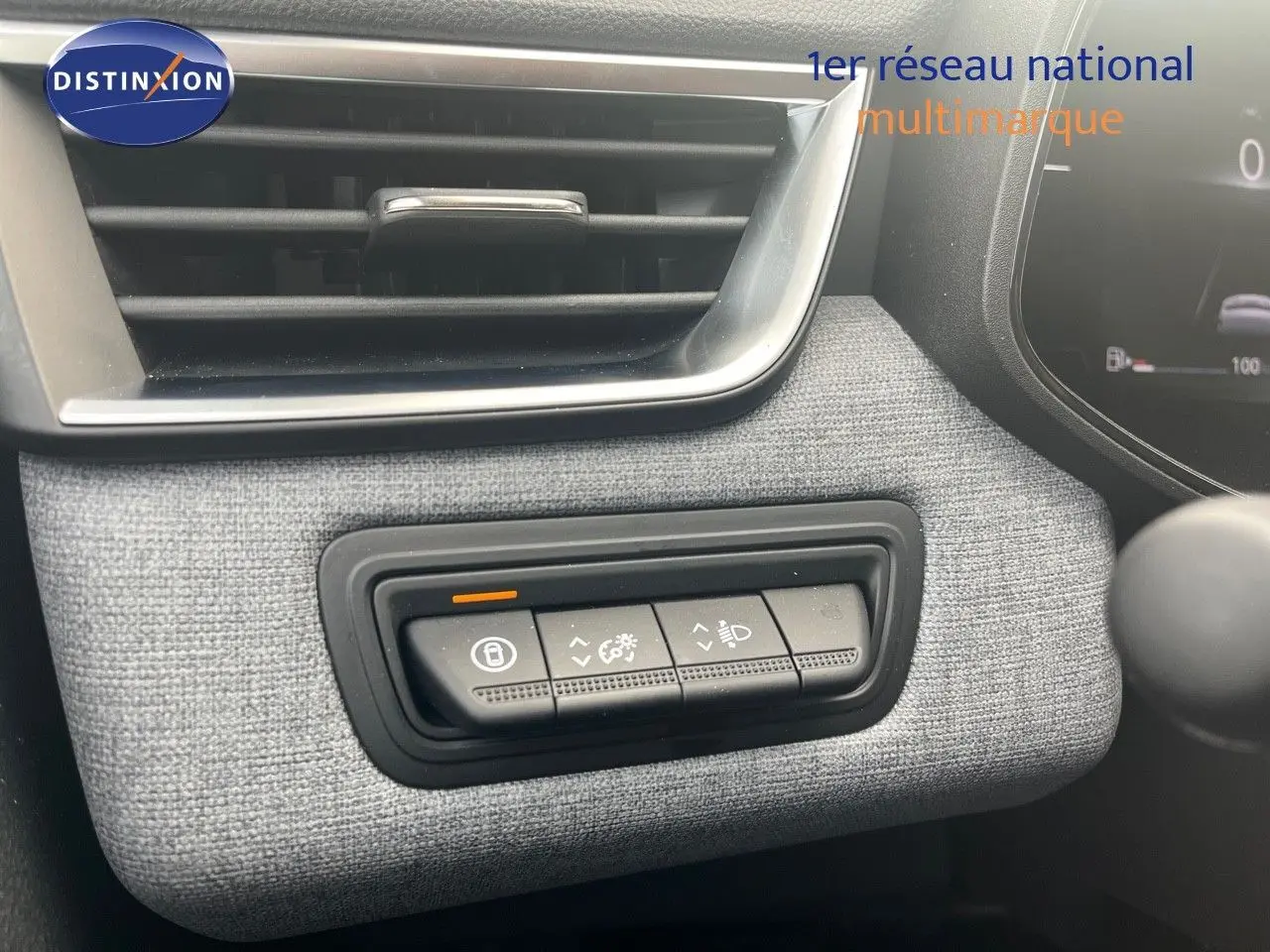 Détail du tableau de bord gris clair de la Renault Clio TCe 90ch X-Tronic avec commandes d'éclairage et ventilation.