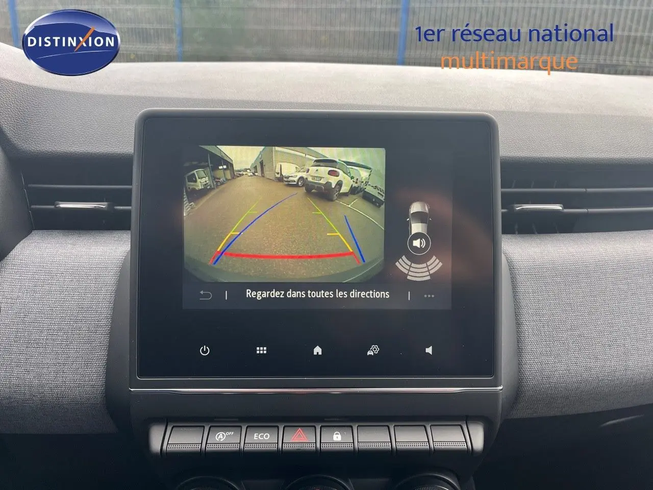 Écran central de la Renault Clio gris schiste 2024 montrant la caméra de recul avec guidage de trajectoire coloré.