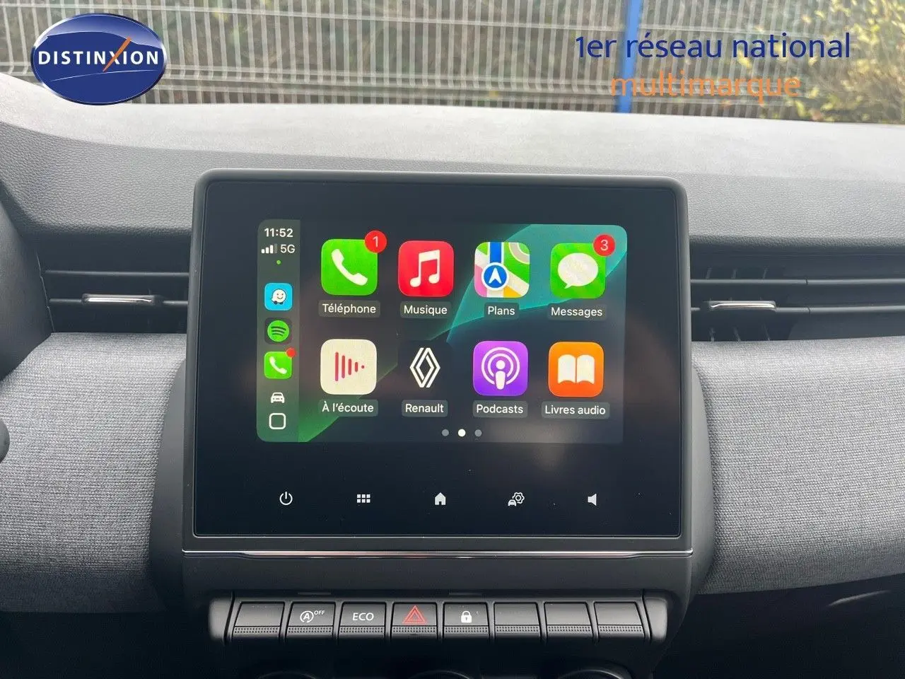 Écran tactile central allumé dans l'habitacle de la Renault Clio gris schiste, vue frontale du tableau de bord.
