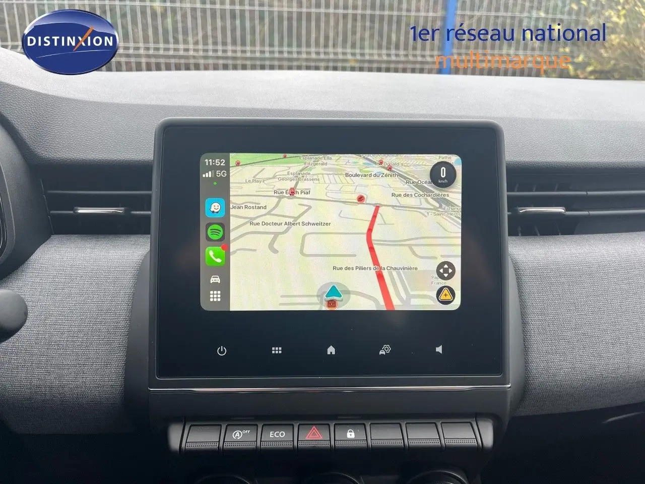 Écran tactile central avec navigation active dans l'habitacle gris d'une Renault Clio 2024 TCe 90ch X-Tronic.