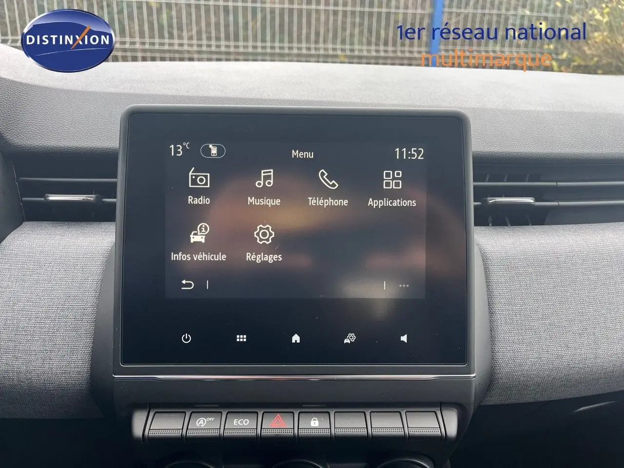 Écran tactile central de la Renault Clio TCE 90CH X-TRONIC TECHNO 2024, avec menu multimédia affiché.