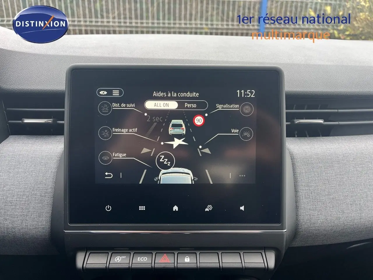 Écran central tactile de la Renault Clio 2024 affichant les aides à la conduite dans un intérieur gris et noir.