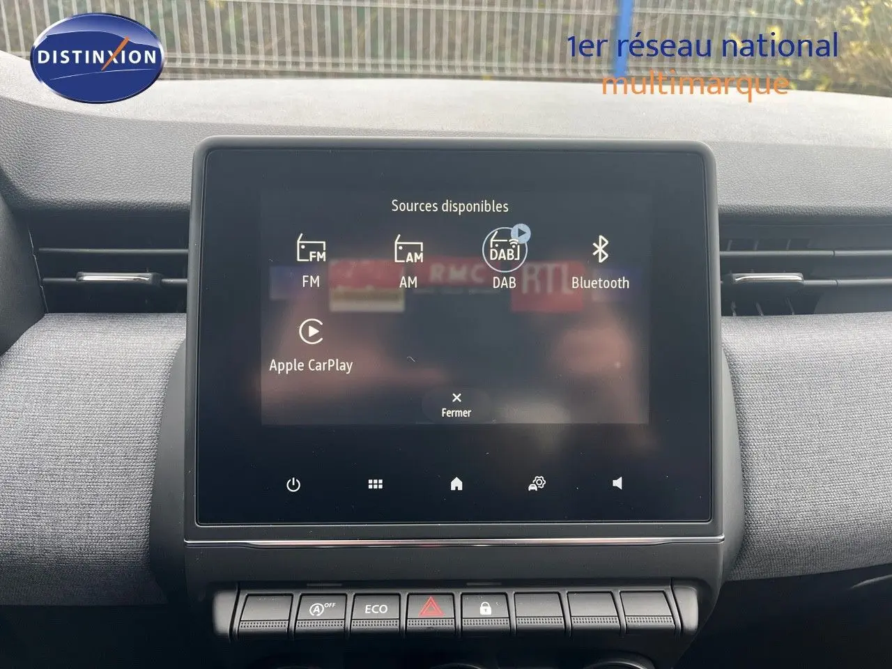 Écran tactile central de la Renault Clio TCe 90ch X-Tronic Tech 2024, affichant les sources audio disponibles.