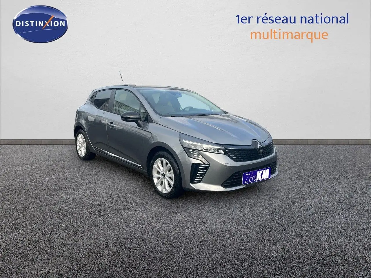 Renault Clio TCe 90 gris schiste, vue 3/4 avant droit, avec calandre moderne et feux LED distinctifs.