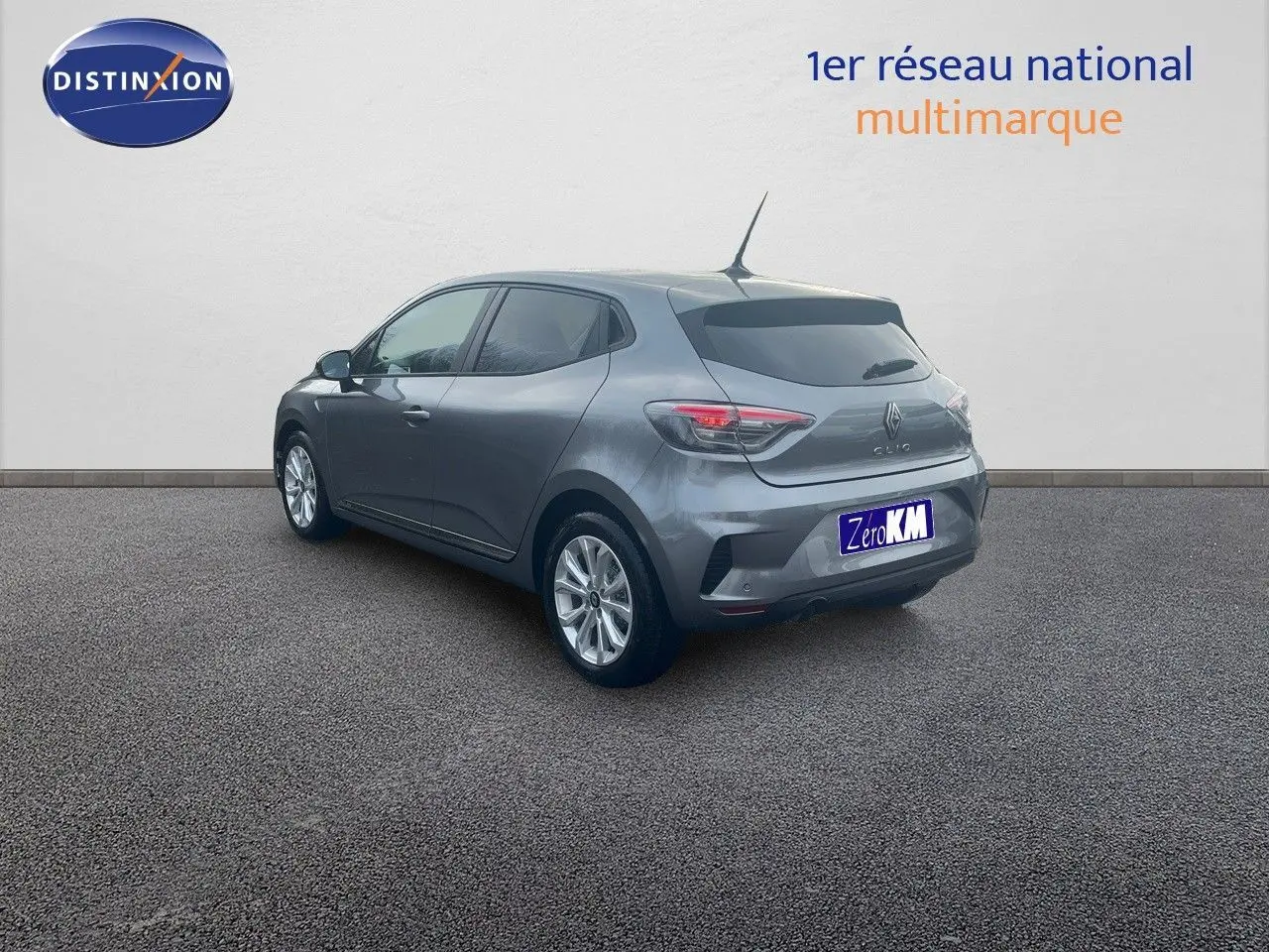 Renault Clio gris schiste métal vue 3/4 arrière côté gauche, avec feux arrière LED et jantes biton 16 pouces.