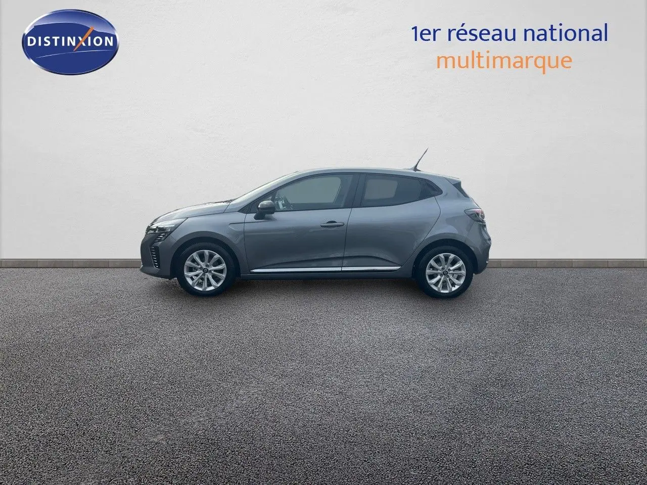 Profil droit d'une Renault Clio 2024 gris schiste métal, compacte et moderne avec jantes alliage biton.